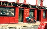 Pubfront von "TALK OF THE TOWN" in Bangor, County Mayo